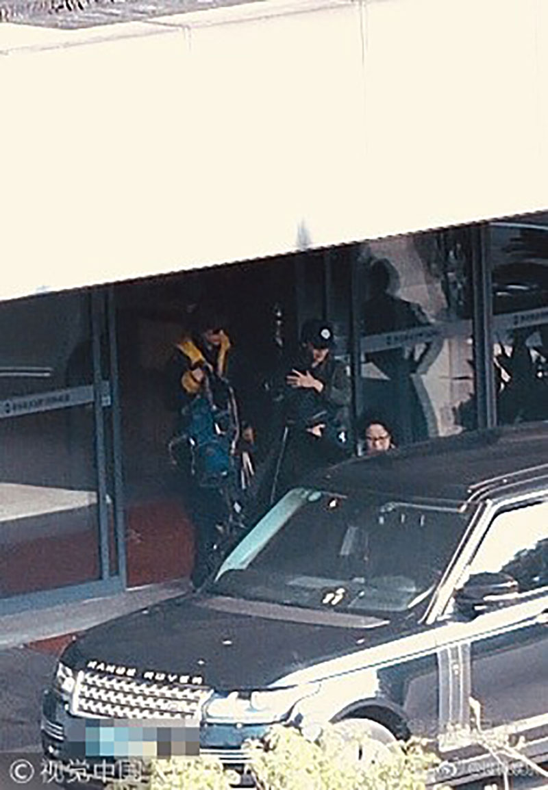 Sợ bị paparazzi chụp trộm, Angela Baby bọc chặt, không để lộ mặt con trai tại sân bay